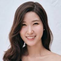 Jee Lee's Instagram, Twitter & Facebook