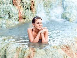 In epoca moderna, il complesso termale nasce nel 1505, ma uno sfruttamento rudimentale dei bagni è sicuramente anteriore, dato che i proprietari riuscivano. Il Bagno Wild Nelle Terme Libere Anche Con I Bambini Gg Giovani Genitori