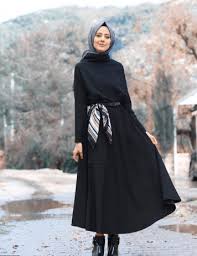 Mavinin açık bir tonu olan toz mavisi huzur veren güven duygusu yansıtan romantik bir renktir. Siyah Elbise Uzerine Hangi Renk Esarp Uyumlu Olur Kombin Kadin