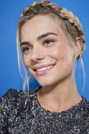 It is very gentle and cute, emphasizes the natural beauty of the bride. 14 Beach Wedding Hair Ideas You Need To See Now