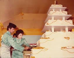 Acara ini merupakan tradisi utama yang dilakukan kerabat diraja negeri pahang apabila kandungan bayi. Memorable Sungguh Ydp Agong Dan Raja Permaisuri Imbau Kenangan Manis Majlis Perkahwinan 33 Tahun Lalu Lobak Merah