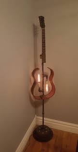 Guitar Floor Lamp Guitar Repurposeditems Customlighting Decoration Musique Decoration Murale Creative Lampe En Tuyau