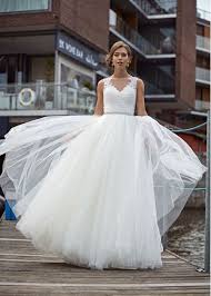 Maybe you would like to learn more about one of these? Spitzencorsage Und Glitzergurtel Runden Diesen Prinzessinen Traum Ab Braut Brautmode Brautkleid