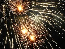 Pour la fête nationale, les villes de france tirent des feux d'artifice tous plus beaux les uns que les autres du 13 au 14 juillet les ciels s'illuminent de mille feux. F Zdglqojqv83m