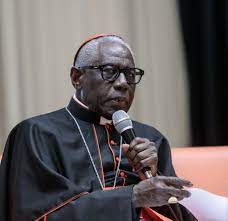 Il cardinale Robert Sarah a Trento: «Troppo gender e clima, la Chiesa parli di Cristo»