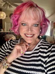 Took a video of some UV glow powder I bought for a science experiment and  please tell me you guys saw the figure in the orange powder too!