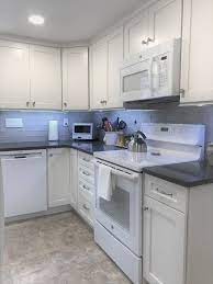 1, connecticut için henüz hiç yorum bulunmuyor. Lovely Little Kitchen In Wethersfield Transitional Kitchen Bridgeport By Dreammaker Bath Kitchen
