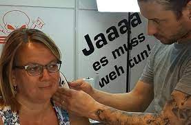 ein frisch gestochenes piercing in der ohrmuschel das gegen migrane helfen soll ein piercer aus boblingen untersucht die wirkung des piercings nun mit einem arzt stuttgarter nachrichten