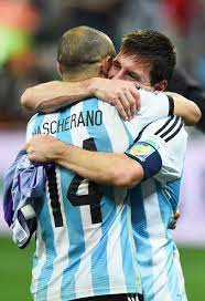 Está en un muy buen momento y cuando juega así hace que el nivel del equipo suba automáticamente, dijo el centrocampista argentino. Javier Mascherano Photostream Lionel Messi Argentina Football Messi Argentina