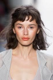 Potete sperimentare con la frangia lunga o corta e ottenere l’opzione più adatta a voi. Capelli Corti Con Frangia Look Di Tendenza Archzine It