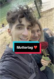 Muttertagsüberraschung im Park mit einer Rose