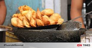 Ada banyak penjual kaki lima yang menjajakan gorengan. 7 Jenis Gorengan Yang Gak Pernah Absen Dalam Sajian Berbuka Puasa