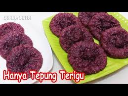 Puting susu berwarna merah delima terlihat menonjol kearahnya. Pin Di Kue Cucur