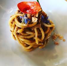 I pici sono una tipica pasta fresca toscana, simile agli spaghetti ma più larghi. I Pici Fatti In Casa Al Ragu Di Chianina Sfumati Al Chianti Classico Con Mandorle Tostate Picture Of Ristorante Da Remo Monteriggioni Tripadvisor