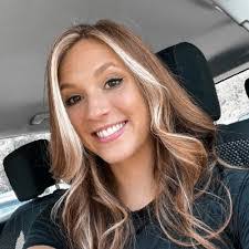 Elizabeth Ohl's Instagram, Twitter & Facebook