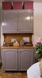Le plan de travail est gris et les tours de meubles gris aussi. Peindre Un Meuble Verni La Solution Simple Et Rapide