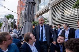Jun 24, 2021 · parmi eux, 39 % se reporteraient sur laurent wauquiez, et 15 % sur fabienne grebert, la majorité (46 %) n'exprimant pas d'intention de vote. Resultat De Laurent Wauquiez Aux Regionales Reelu Avec 55 17 Des Voix