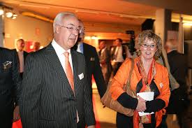 Als federaal parlementslid werkt ze rond wonen en sociale huisvesting, onderwijs en gelijke kansen, kinderopvang, ruimtelijke ordening, grondbeleid en plattelandsontwikkeling. Datei Urbain Vandeurzen Voka Vev En Veerle Heeren Vlaams Minister Jpg Wikipedia
