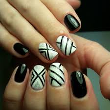 Muster nagellack produkte sind am beliebtesten in north america, western europe, und south america. Nagel Lackieren Mit Ideen In Schwarz Weiss Und Mit Glitzernagellack In Silber Nails Nail Art Beauty
