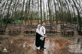 Foto pre wedding jawa yang disentuh dengan pakaian prewedding jawa modern menjadikan pakaian pre wedding kebaya terlihat lebih modern. Foto Prewedding Di Hutan Pinus Imogiri Jogja Dg Tema Prewed Outdoor Hijab Casual Vintage Klasik Mega Azhari Fotografer Pernikahan Prewedding Wedding Photographer Jogja Yogyakarta Indonesia