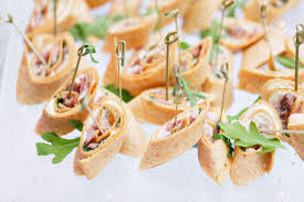 Que mejor que realizar su boda en un ambiente especial en clima espectacular. Variedad De Canapes Con Queso Carne Rollos Tortilla Y Ensalada De Frutas Comida Para Acompanar Las Bebidas El Buffet En El Banquete Una Razon Para Celebrar El Evento Boda O Aniversario Fotos