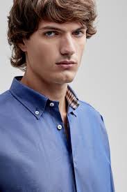 Botón de la camisa del cuello hacia abajo contrasta bluette