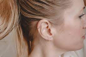 The most common helix piercing material is metal. Uber Beide Ohren Verliebt In Das Helix Piercing 5 Tipps