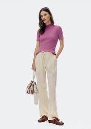 Blusa Feminina Gola Alta Em Tricô Leve