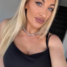 Nice new bit of artwork created by Claudia La Bianca in Clifton road  Southsea. She braved the cold and brought some warmth to the street.