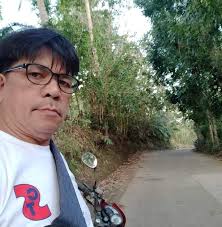 Lumuhod si House Speaker Alan Cayetano at nagdasal kasama ang ilang  mambabatas sa pagtatapos ng sesyon ng Kamara kanina. Bago ang pagtatapos ng  sesyon, humingi siya ng tawad dahil sa nangyaring di