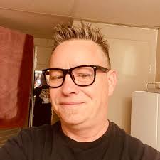 She did this with a CHAINSAW people!!! Just incredible. Be sure to pop into  the park and check out Karen's second piece in this growing collection of  tree art!! Moose Jaw Museum