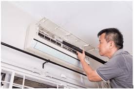 Letak kipas meja berdekatan dengan tingkap ini membolehkan udara panas yang terkumpul dalam bilik dikeluarkan. Cara Nak Sejukkan Rumah Waktu Cuaca Panas Terik Tapi Bil Elektrik Tak Tinggi