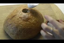 Für den einzug in die erste eigene wohnung gibt es einige geschenke, die schon lange tradition haben. Video Zum Einzug Brot Und Salz Schenken So Verpacken Sie Es Originell