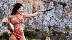 Δείτε το νέο κορίτσι του μαυρίδη (pics). H Nikoletta Rallh Paizei Me To Skyli Toy Giwrgoy Mayridh