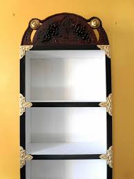 خزانة رفوف للكتب مزخرفة بعناقيد العنب Home Decor Decor Furniture