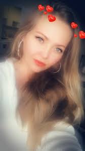 Hannah Lochner's Instagram, Twitter & Facebook