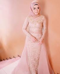 Nah, itulah pembaca 7 baju pengantin muslimah yang bisa kamu pilih sebagai gaun pernikahan yang elegan. 34 Gaun Pengantin Muslimah Hijab Syar I Modern Mewah 2021