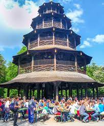 Denkt der münchner an den englischen garten, hat er unweigerlich auch den chinesischen turm vor mit 7000 sitzplätzen ist der biergarten am chinesischen turm der zweitgrößte der stadt. Englischer Garten Alle Attraktionen Biergarten Des Munchen Highlights Passenger On Earth