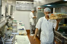 El aumento al salario mínimo está llegando a su límite: economistas advierten de un riesgo si se sigue incrementando