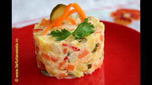 Salata boeuf tort, reteta cu baza crocanta de grisine. Salata De Boeuf Cu Carne De Pui Farfuria Vesela Youtube