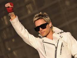 He also is involved with yoga various workouts, which help him to defy his age. Hd Wallpaper Jared Leto Singer Actor Blond Sunglasses Fashion Young Adult Wallpaper Flare