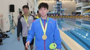 已經拿下東京奧運資格的台灣蝶王王冠閎，上個月在全運會剛打破自己所保持的200公尺蝶式全國紀錄，今天更在美國公開賽中游出1分55秒82，僅次於地主選手luca urlando的1分55秒60摘下銀牌，也成為台灣史上首位在美國公開賽摘下獎牌的選手。 標籤:王冠閎, 王星皓, 東京奧運, 游泳, 美國公開賽 ç†±è¡€é«˜æ ¡ å»ºæ³³æ–°æ˜ŸçŽ‹å† é–Žæ¸¸å'2020æ±äº¬å¥§é‹ è˜‹æžœæ–°èžç¶² è˜‹æžœæ—¥å ±