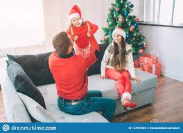 Peeero… si aún te preguntas qué hacer para amenizar la noche con tu familia o amigos te compartimos algunos juegos para divertirte en esta o cualquier otra fiesta. Feliz Navidad Y Feliz Ano Nuevo Imagen Deliciosa De La Familia Feliz Que Se Sienta En El Sofa Juegos Del Papa Con El Nino El Sopo Foto De Archivo Imagen De