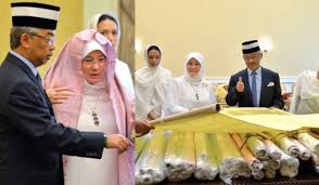 Rajapermaisuriagong #permaisuri #kelakar #baikhati reaksi raja permaisuri agong ketika menyapaikan sijil konvokesyen dan. Yang Di Pertuan Agong And Raja Permaisuri Agong Will Wear Fabric Made By Prisoners For Coronation Trp