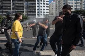 A manifestação foi espontânea, sem partidos ou sindicatos na manifestantes ocuparam a avenida paulista na noite de hoje (21) em ato contra o impeachment da presidenta dilma roussef, o que consideram um golpe. Protestos Acabam Em Conflitos Com A Pm No Rio E Em Sao Paulo A Gazeta