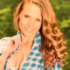 Lesa Smith's Instagram, Twitter & Facebook