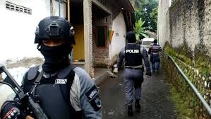 Secara terpisah, pengamat pertahanan dan keamanan mufti makaarim mempertanyakan cetak biru polri dalam menangani radikalisme. Bnpt Sebut Pemuka Agama Ujung Tombak Pencegahan Radikalisme Dan Terorisme