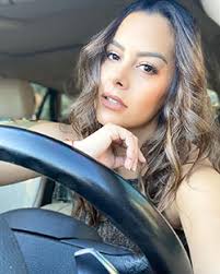 Karl cabellos rubios, cara linda, labios de chicas