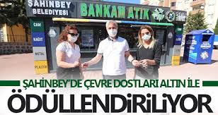 Çevreci kedi karakteriyle birlikte 2 bilgilendirme personelinin de hazır bulunduğu stantta geri dönüşüm nedir? Sahinbey De Cevre Dostlari Altin Ile Odullendiriliyor Genel Haberleri