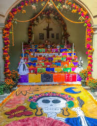El altar de muertos es un elemento fundamental en el conjunto de tradiciones mexicanas del día de muertos, que consiste en instalar altares domésticos en honor de los muertos de la familia donde se ofrece como ofrenda alimentos, velas, flores y objetos de uso cotidiano del difunto.cita requerida. Day Of The Dead In Oaxaca Traditions 2021 Trip Itinerary The Haphazard Traveler